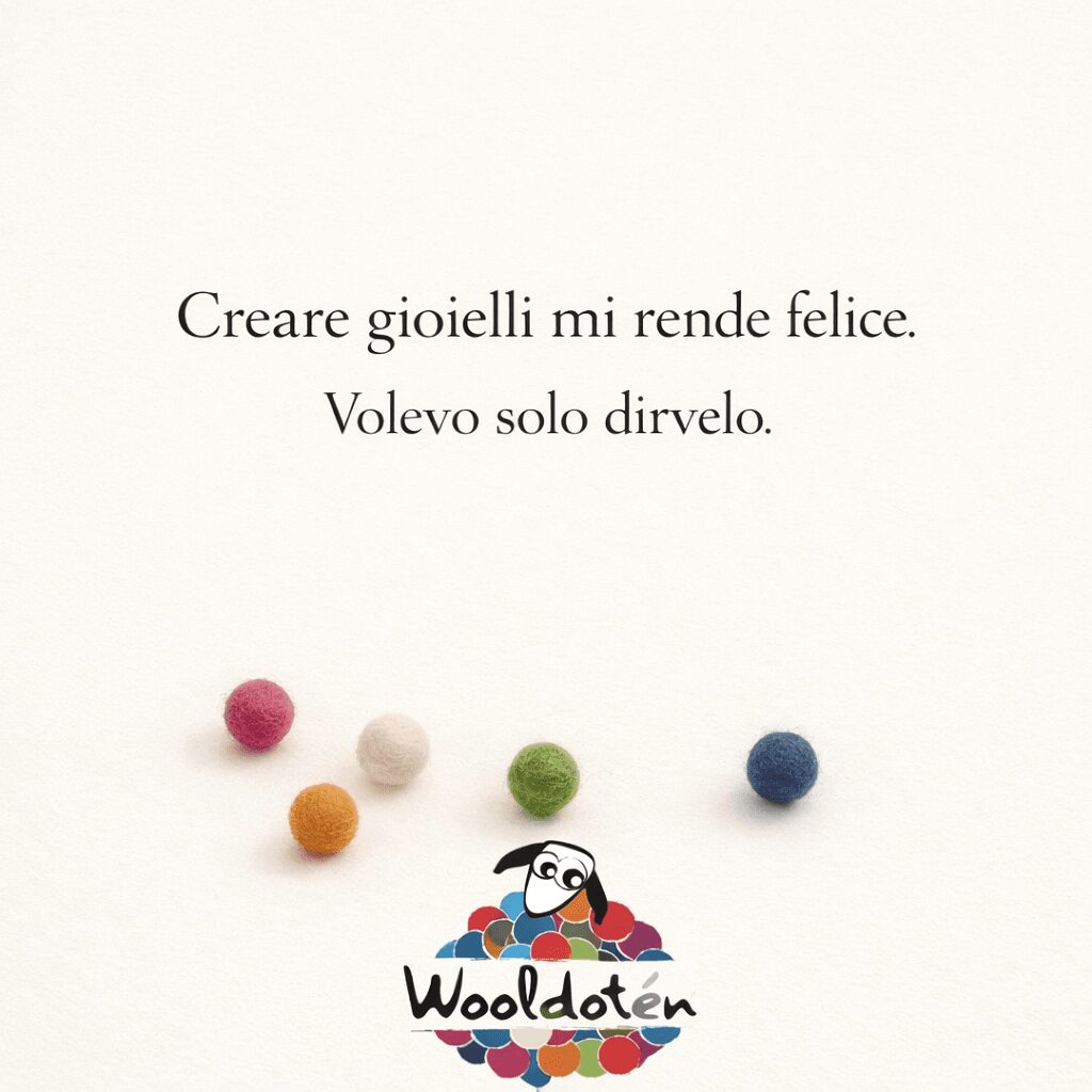 Text in Italian about happiness and a logo with colorful felt balls and a penguin, on a white background.