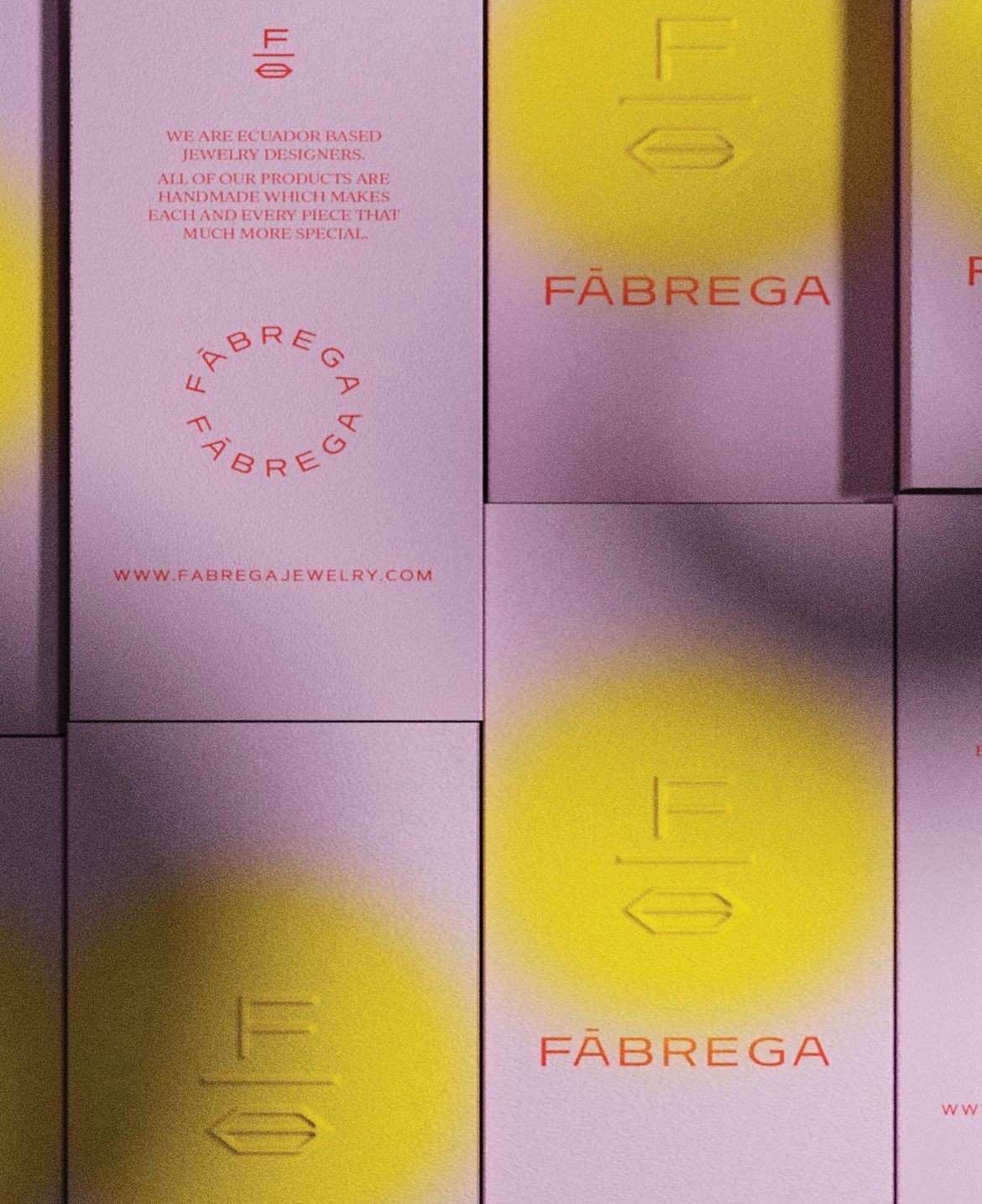 Multiple jewelry boxes with yellow and pink backgrounds, displaying the Fábrega logo and website.
